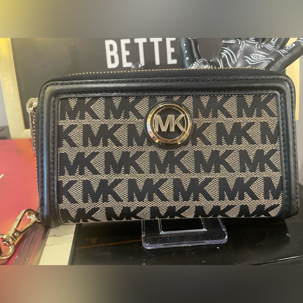 EUC Michael Kors Zip Wallet w/strap - Picture 14 of 17
